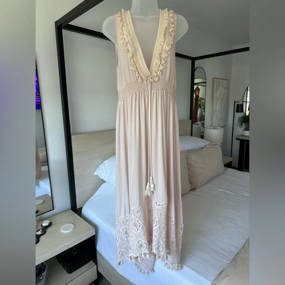 Boutique Bohemian Plunge Shell Tassel and Crochet Dress, M - Picture 1 of 7